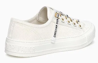 Low-Top Trainer in White or Black Canvas